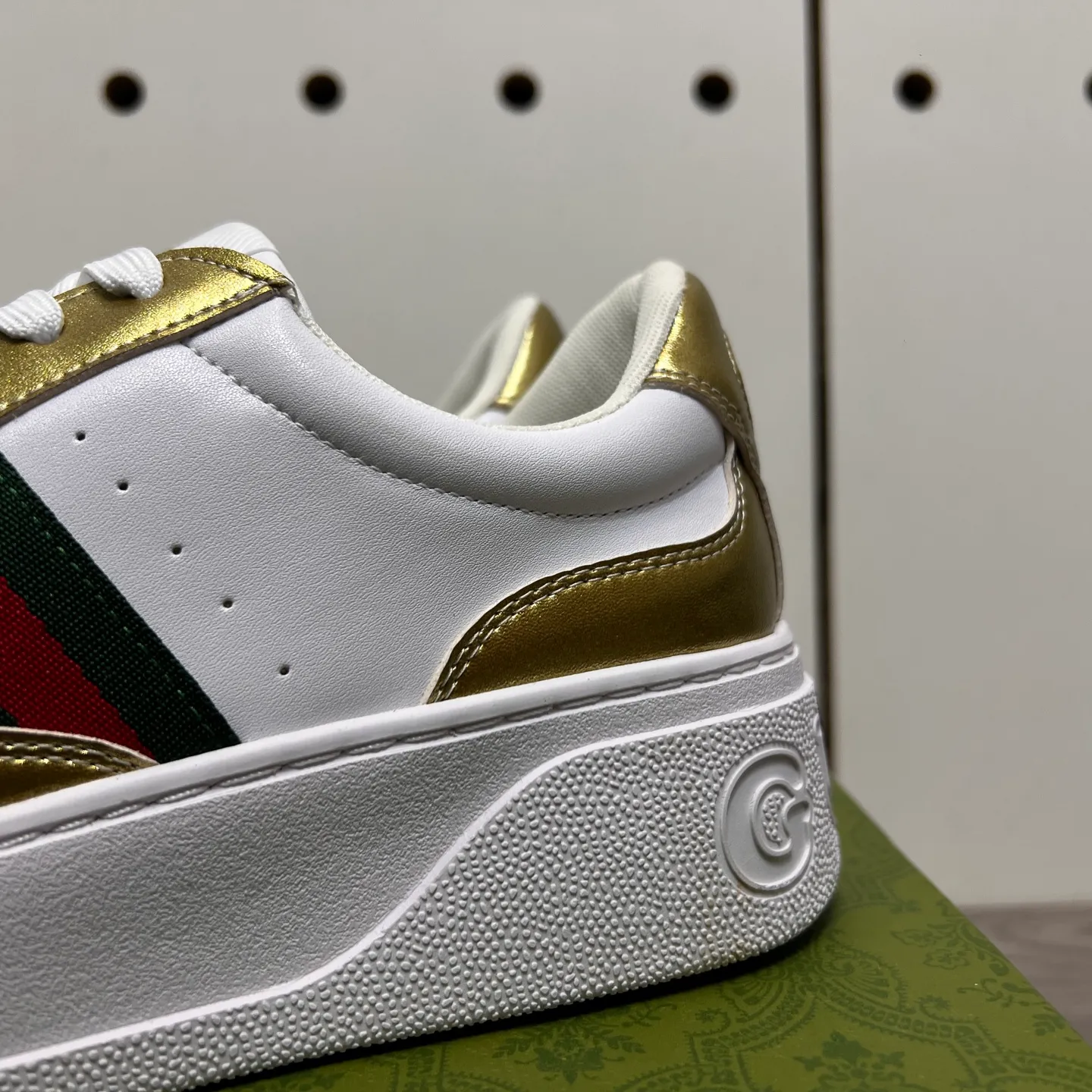 Factory price: 400💰Gucci original quality.~ Unique modern style sneakers. 🏃A must-have casual shoe for trendy men😍😍 Imported cowhide, sheepskin foot pads (refuse to discolor and grind feet) soles: Original soles specially provided by the original factory, French lazy style design ⚠️Fit to the feet, original quality, super comfortable original soles. Just like shooting the real thing 🎬The real thing is better, high-quality sneakers, size: 38-44 (45 and 46 can be customized)